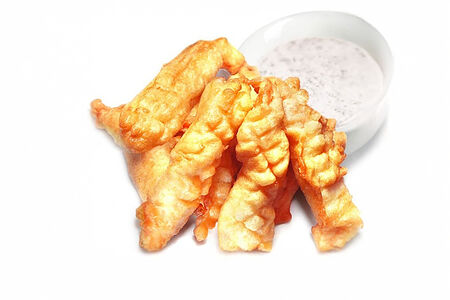 Стрипсы из креветок с орехово-медовым соусом