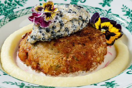 Котлета из щуки с картофельным пюре и щучьей икрой