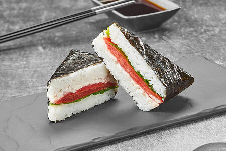 Онигири с беконом