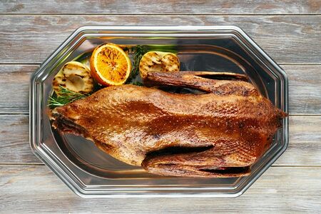 Томленая утка, фаршированная яблоками и квашеной капустой