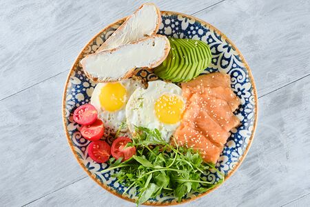 Полезный завтрак с лососем