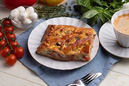 С моцареллой и томатами Половина пирога