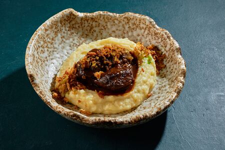 Телячьи щеки с пюре из картофеля 