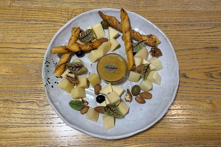 Выдержанные сыры с алтайским цветочным медом, гриссини и орехами