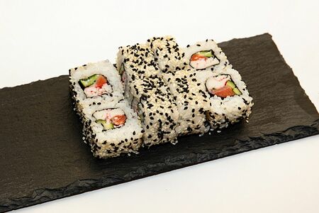 Ролл Калифорния с кунжутом