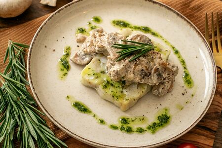 Филе минтая под шубой из грибов