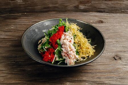 Салат с крабом, авокадо, яблоком и соусом гамадари