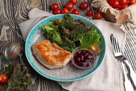 Стейк из индейки с брусничным соусом