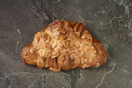 Круассан с миндалем