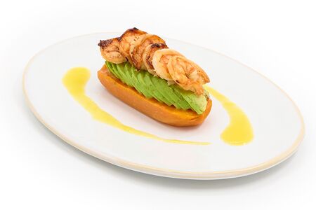 Тост из батата с авокадо и креветкой