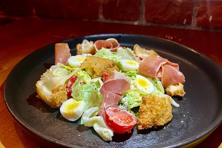 Салат с жареным копчёным сулугуни и прошутто