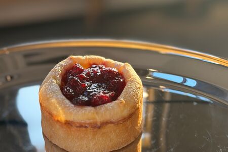 Булочка с клубникой