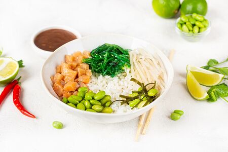 Поке боул с форелью салат