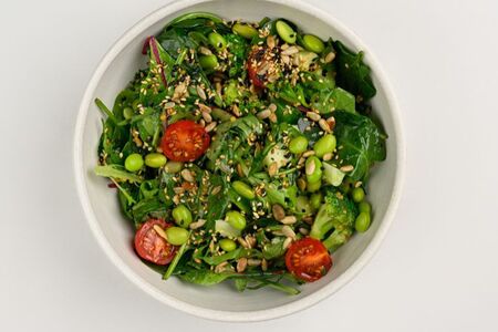 Зеленый салат с брокколи и горчично-лаймовой заправкой