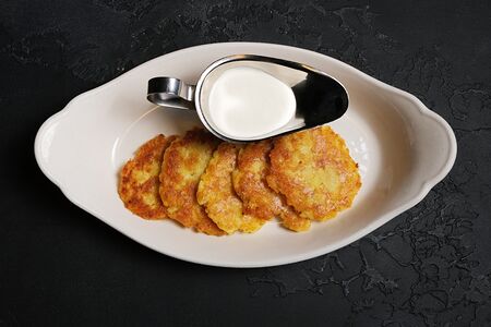 Драники со сметаной