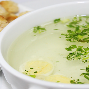 Куриный бульон с гренками