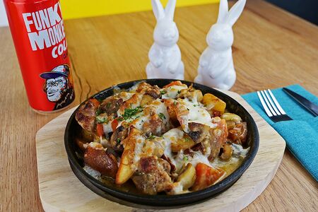 Горячая сковорода со свининой