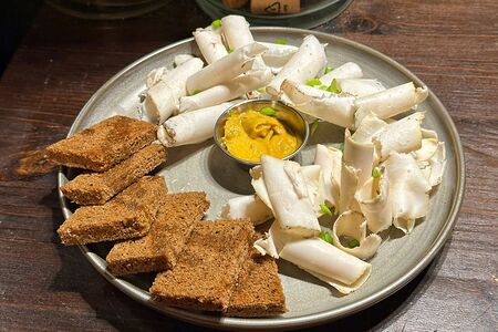 Сало с горчицей и гренками