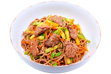 Лапша гречневая с овощами и говядиной