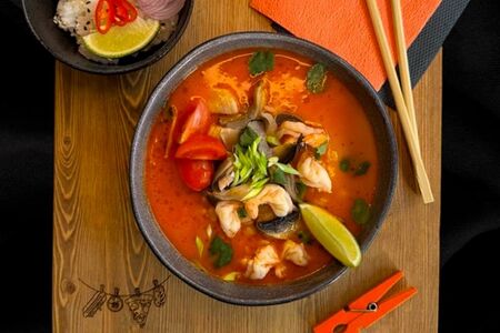 Том ям с морепродуктами