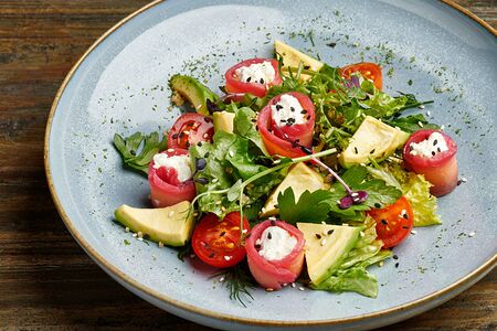 #Салат с гравлаксом из кеты, киноа и авокадо