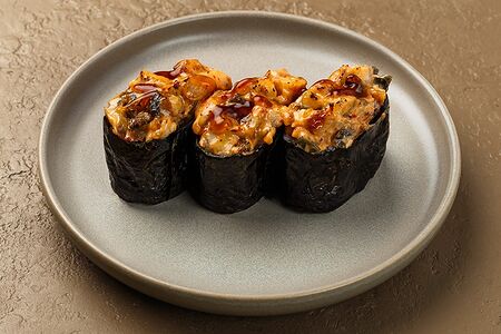 Суши с угрём, запечённые под спайси соусом