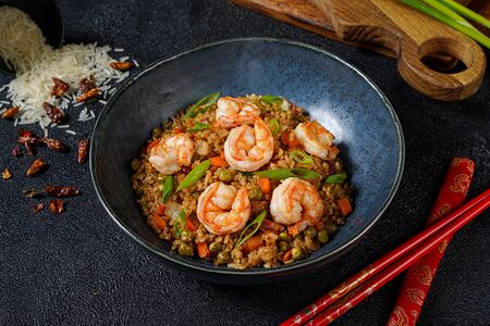 Жареный рис с креветками