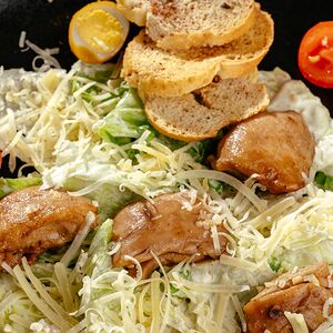 Цезарь с жареной курочкой и фирменным соусом