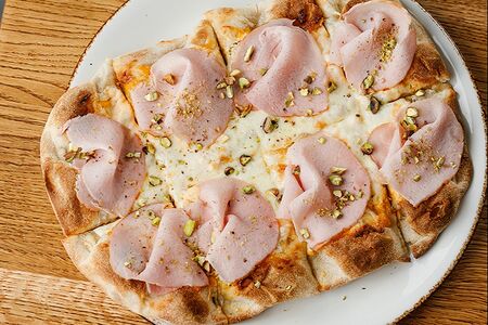 Пинца с окороком и спайси-соусом 