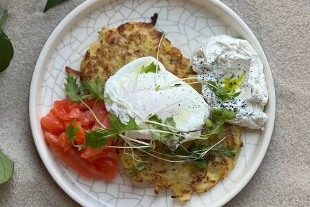 Драники из картофеля со слабосоленой форелью, яйцом пашот и сливочным кремом