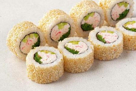 Ролл Калифорния в кунжуте