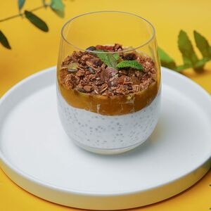 Чиа-йогурт с соусом манго