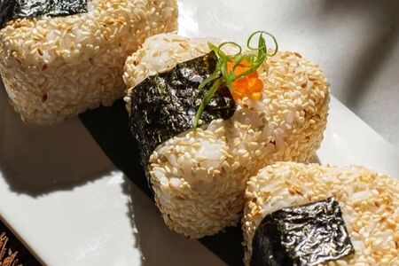 Онигири с тунцом