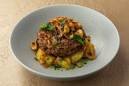 Бифштекс с картофелем, грибами и соусом демиглас