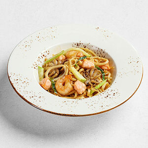 Удон с морепродуктами в устричном соусе 270 гр