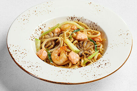 Удон с морепродуктами в устричном соусе 270 гр