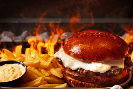 Комбо-бургер с бифштексом блючиз