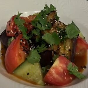 Салат с баклажанами, киноа и томатами