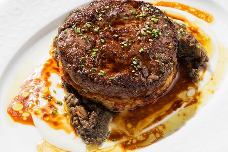 Бифштекс из говядины с картофельным драником и соусом из сыра горгонзола 