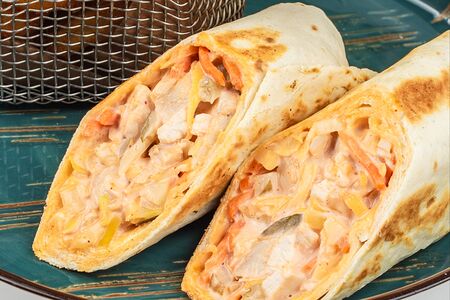 Шаурма с курицей и картофелем по деревенски