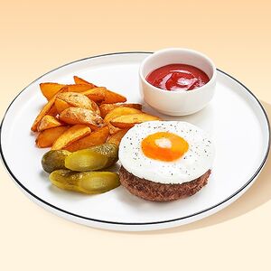 Бифштекс из мраморной говядины с яйцом, картофелем и кетчупом