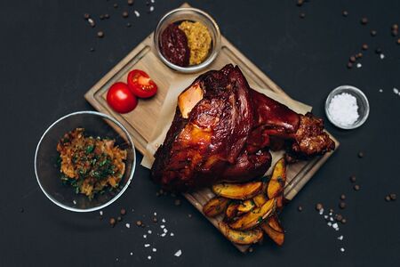 Рулька в соусе BBQ с тушеной капустой