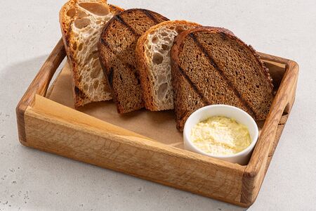 Хлебная корзина с кукурузным маслом