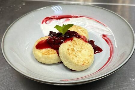 Сырники с ягодным соусом и сметаной