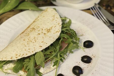 Кесадилья с форелью и рикоттой