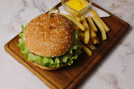 Чикен бургер с картофелем фри