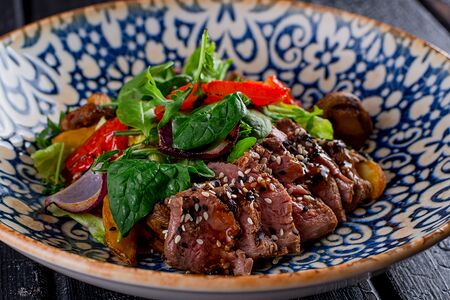 Салат из овощей гриль с ростбифом