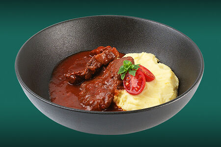 Томленая говядина с картофельным пюре