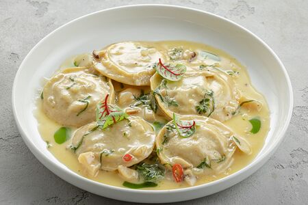 Равиоли с томленой уткой и белыми грибами	