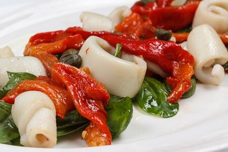 Жареные кальмары с печёным перцем и шпинатом